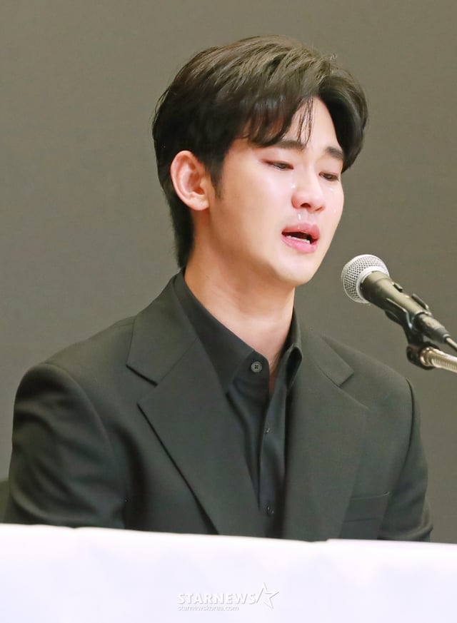 배우 김수현이 31일 오후 서울 마포구 상암동 스탠포드호텔에서 진행된 기자회견에서 최근 불거진 사생활 논란에 대해 밝히고 있다. /2025.03.31 /사진=이동훈 photoguy@