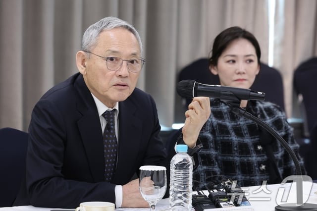 유인촌 문화체육관광부 장관(왼쪽)이 31일 서울 송파구 방이동 올림픽파크텔에서 열린 2026 밀라노·코르티나 동계올림픽 대비 동계종목 협력회의에서 인사말을 하고 있다. 오른쪽은 이수경 대한빙상경기연맹 회장. /사진=뉴스1