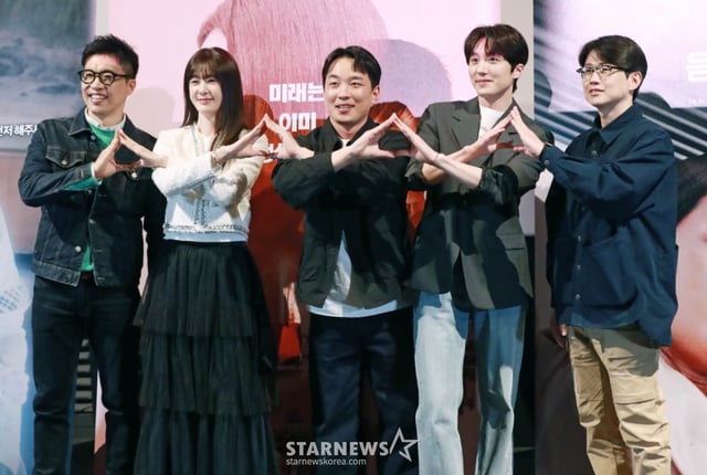 배우 정경호, 이요원, 오희준, 강찬희, 황승재 감독이 1일 오후 서울 CGV용산아이파크몰에서 진행된 영화 '귀신들'(감독 황승재) 언론배급시사회 및 기자간담회에 참석해 포즈를 취하고 있다. /2025.04.01 /사진=이동훈 photoguy@