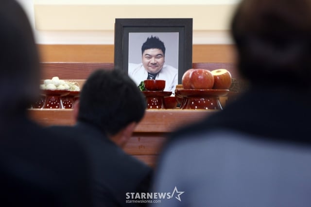 혼성 3인조 그룹 거북이의 리더였던 '터틀맨' 고(故) 임성훈의 1주기 추모식이 2일 오전 경기 안성 유토피아 추모관에서 열렸다. /사진=임성균 기자 tjdrbs23@