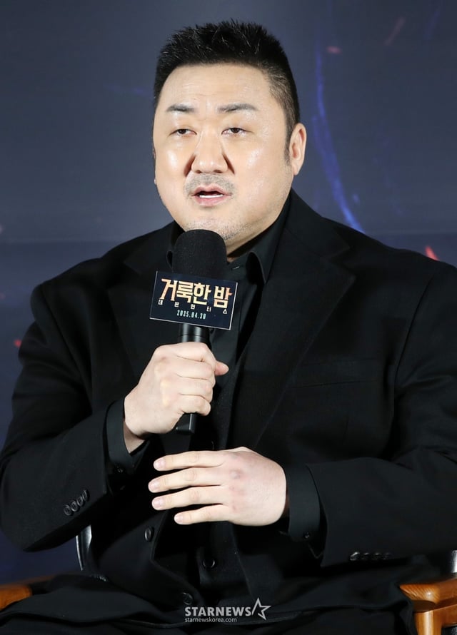 배우 마동석이 2일 오전 서울 광진구 롯데시네마 건대입구에서 열린 영화 '거룩한 밤: 데몬 헌터스' 제작보고회에 참석해 인사말을 하고 있다. '거룩한 밤: 데몬 헌터스'는 악을 숭배하는 집단에 의해 혼란에 빠진 도시, 특별한 능력을 가진 어둠의 해결사 '거룩한 밤' 팀 바우(마동석), 샤론(서현), 김군(이다윗)이 악의 무리를 처단하는 오컬트 액션 영화다. 오는 30일 개봉. / 2025.04.02 /사진=김휘선 hwijpg@