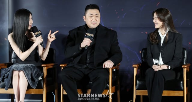 배우 서현, 마동석, 경수진이 2일 오전 서울 광진구 롯데시네마 건대입구에서 열린 영화 '거룩한 밤: 데몬 헌터스' 제작보고회에 참석해 질의응답을 하고 있다. '거룩한 밤: 데몬 헌터스'는 악을 숭배하는 집단에 의해 혼란에 빠진 도시, 특별한 능력을 가진 어둠의 해결사 '거룩한 밤' 팀 바우(마동석), 샤론(서현), 김군(이다윗)이 악의 무리를 처단하는 오컬트 액션 영화다. 오는 30일 개봉. / 2025.04.02 /사진=김휘선 hwijpg@