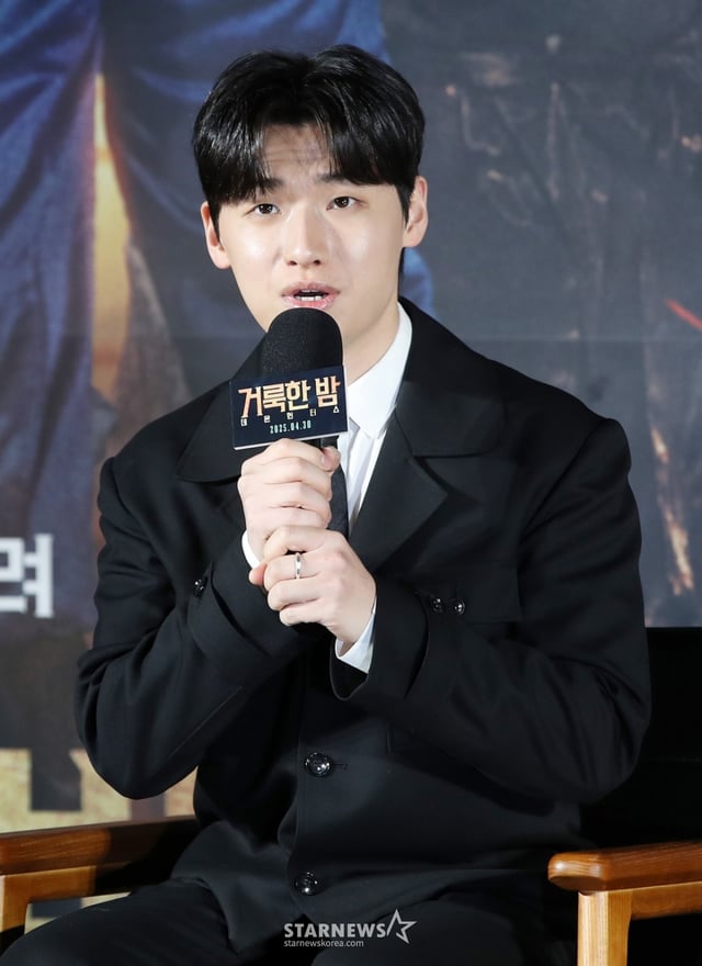 배우 이다윗이 2일 오전 서울 광진구 롯데시네마 건대입구에서 열린 영화 '거룩한 밤: 데몬 헌터스' 제작보고회에 참석해 인사말을 하고 있다. '거룩한 밤: 데몬 헌터스'는 악을 숭배하는 집단에 의해 혼란에 빠진 도시, 특별한 능력을 가진 어둠의 해결사 '거룩한 밤' 팀 바우(마동석), 샤론(서현), 김군(이다윗)이 악의 무리를 처단하는 오컬트 액션 영화다. 오는 30일 개봉. / 2025.04.02 /사진=김휘선 hwijpg@