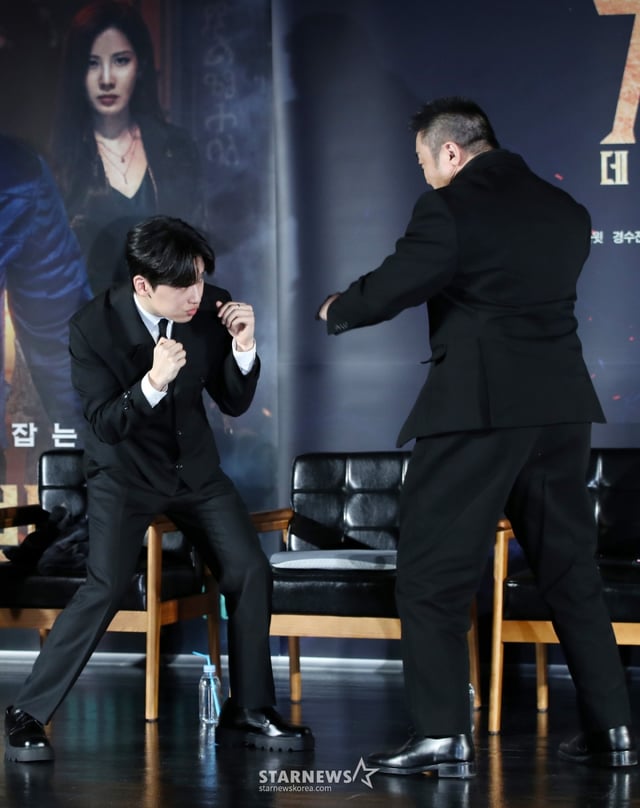 배우 이다윗, 마동석이 2일 오전 서울 광진구 롯데시네마 건대입구에서 열린 영화 '거룩한 밤: 데몬 헌터스' 제작보고회에서 복싱 연기를 하고 있다. '거룩한 밤: 데몬 헌터스'는 악을 숭배하는 집단에 의해 혼란에 빠진 도시, 특별한 능력을 가진 어둠의 해결사 '거룩한 밤' 팀 바우(마동석), 샤론(서현), 김군(이다윗)이 악의 무리를 처단하는 오컬트 액션 영화다. 오는 30일 개봉. / 2025.04.02 /사진=김휘선 hwijpg@