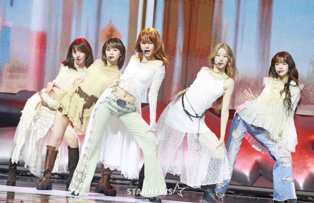 걸그룹 르세라핌(LE SSERAFIM)이 14일 오전 서울 광진구 예스24라이브홀에서 진행된 미니 5집 ‘HOT’ 발매기념 쇼케이스에서 신곡을 선보이고 있다. 이번 앨범은 팝 장르의 타이틀곡 ‘HOT’을 비롯해 ‘Born Fire’, ‘Come Over’, ‘Ash’, ‘So Cynical(Badum)’등 총 5곡이 수록됐다. /2025.03.14 /사진=이동훈 기자 photoguy@