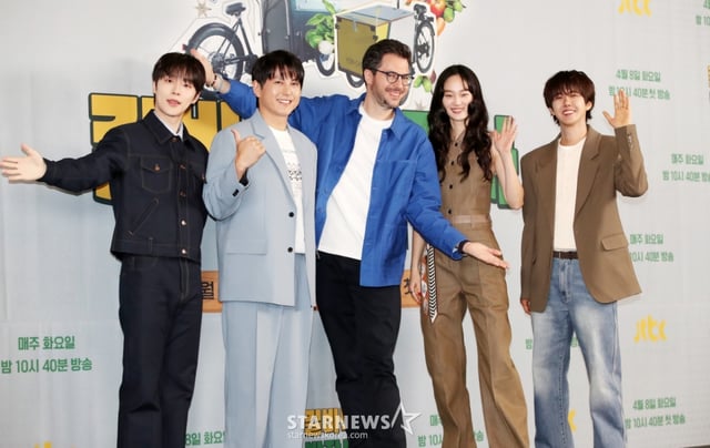 배우 배인혁, 류수영, 파브리 셰프, 모델 신현지, 가수 황광희가 7일 오전 서울 마포구 스탠포드호텔에서 열린 JTBC 새 예능 프로그램 '길바닥 밥장사' 제작발표회에서 포즈를 취하고 있다. /사진=김휘선 hwijpg@