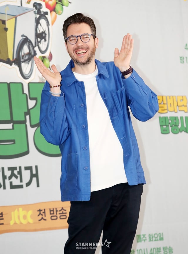 셰프 파브리가 7일 오전 서울 마포구 스탠포드호텔에서 열린 JTBC 새 예능 프로그램 '길바닥 밥장사' 제작발표회에서 포즈를 취하고 있다. /사진=김휘선 hwijpg@