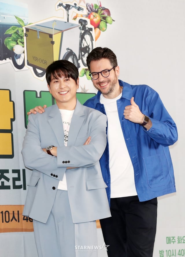 배우 류수영, 셰프 파브리가 7일 오전 서울 마포구 스탠포드호텔에서 열린 JTBC 새 예능 프로그램 '길바닥 밥장사' 제작발표회에서 포즈를 취하고 있다. /2025.04.07 /사진=김휘선 hwijpg@