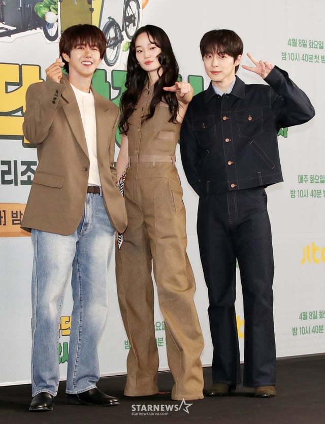 가수 황광희, 모델 신현지, 배우 배인혁이 7일 오전 서울 마포구 스탠포드호텔에서 열린 JTBC 새 예능 프로그램 '길바닥 밥장사' 제작발표회에서 포즈를 취하고 있다. /사진=김휘선 hwijpg@