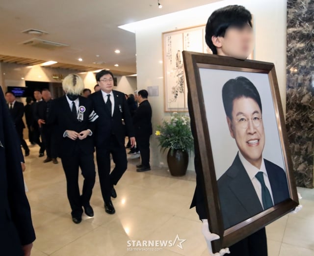 (부산=뉴스1) 윤일지 기자 = 4일 오전 부산 해운대백병원 장례식장에서 고(故) 장제원 전 국민의힘 의원의 발인이 엄수되고 있다. 2025.4.4/뉴스1 Copyright © 뉴스1. All rights reserved. 무단 전재 및 재배포, AI학습 이용 금지. /사진=(부산=뉴스1) 윤일지 기자