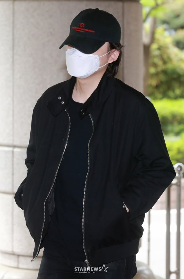 음주 교통사고를 내고 운전자를 바꿔치기한 혐의로 기소된 가수 노엘(본명 장용준)이 7일 오후 서울 마포구 서울서부지법에서 진행된 2차 공판에 참석하기 위해 청사로 들어서고 있다.