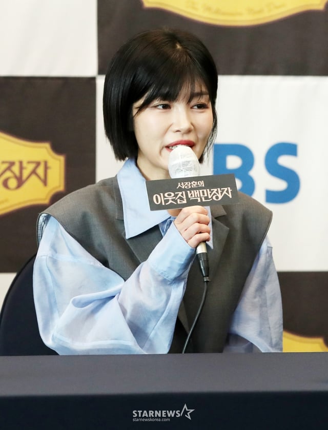 김민지 PD가 8일 오전 서울 중구 프레스센터에서 열린 EBS, E채널 공동 제작 '서장훈의 이웃집 백만장자' 제작발표회에 참석해 인사말을 하고 있다. /2025. 04. 08 /사진=김휘선 hwijpg@