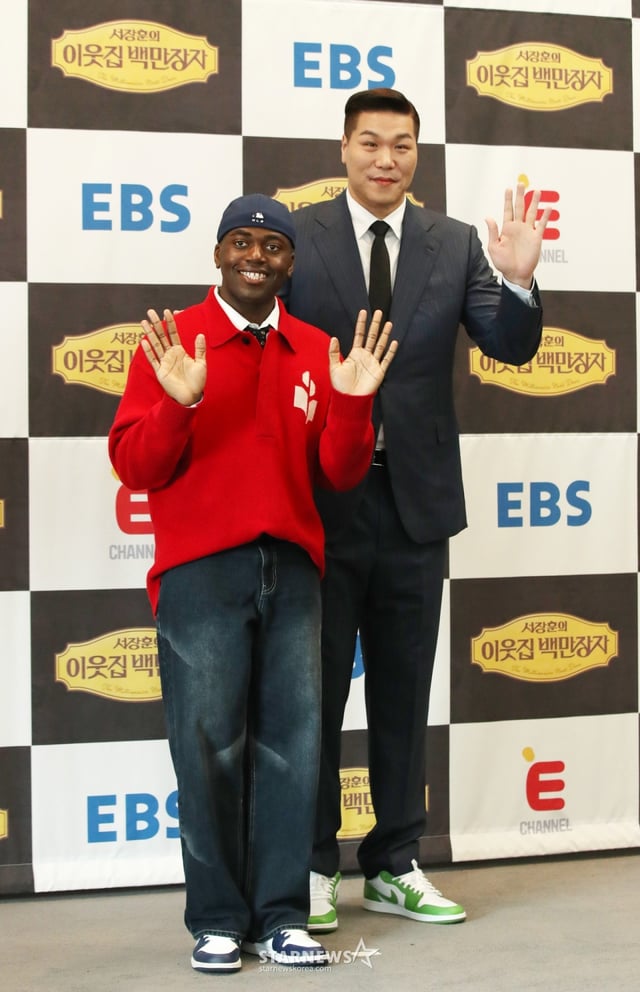 방송인 조나단, 서장훈이 8일 오전 서울 중구 프레스센터에서 열린 EBS, E채널 공동 제작 '서장훈의 이웃집 백만장자' 제작발표회에 참석해 포즈를 취하고 있다. /2025. 04. 08 /사진=김휘선 hwijpg@