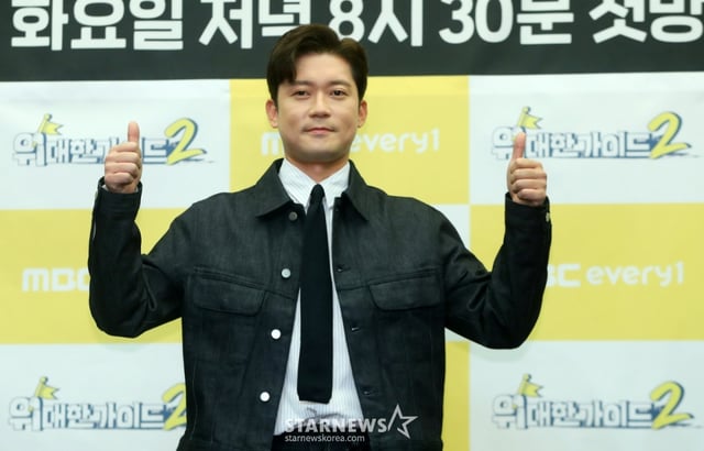 [서울=뉴시스] 김혜진 기자 = 방송인 김대호가 8일 오후 서울 마포구 스탠포드 호텔에서 열린 MBC에브리원 예능프로그램 '위대한 가이드2' 제작발표회에서 포즈를 취하고 있다.  '위대한 가이드2'는 한국 거주 N년차 대한외국인이 가이드가 되어 모국을 방문하는 여행자들에게 현지인만이 아는 스팟들을 알려주는 여행 리얼리티 프로그램이다. 2025.04.08. jini@newsis.com /사진=김혜진