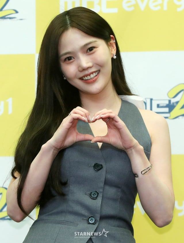 [서울=뉴시스] 김혜진 기자 = 가수 효정이 8일 오후 서울 마포구 스탠포드 호텔에서 열린 MBC에브리원 예능프로그램 '위대한 가이드2' 제작발표회에서 포즈를 취하고 있다.  '위대한 가이드2'는 한국 거주 N년차 대한외국인이 가이드가 되어 모국을 방문하는 여행자들에게 현지인만이 아는 스팟들을 알려주는 여행 리얼리티 프로그램이다. 2025.04.08. jini@newsis.com /사진=김혜진