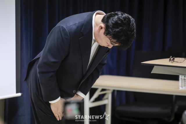 [서울=뉴시스] 정병혁 기자 = 백종원 더본코리아 대표가 28일 서울 서초구의 한 회의공간에서 열린 더본코리아 주주총회에서 취재진에게 인사하고 있다. 2025.03.28. jhope@newsis.com /사진=정병혁