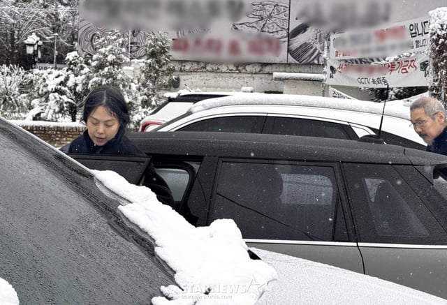 (남양주시=뉴스1) 박혜성 기자 = 9년째 불륜을 이어오고 있는 홍상수 감독과 배우 김민희가 27일 경기도 남양주 인근에서 포착됐다. 2024.11.27/뉴스1 Copyright © 뉴스1. All rights reserved. 무단 전재 및 재배포, AI학습 이용 금지. /사진=(남양주시=뉴스1) 박혜성 기자