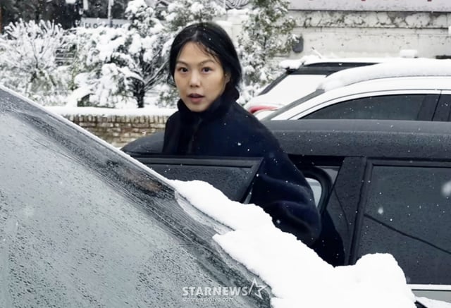 (남양주=뉴스1) 권현진 기자,박혜성 기자 = 배우 김민희가 27일 경기도 남양주 인근에서 포착됐다. 2024.11.27/뉴스1  Copyright © 뉴스1. All rights reserved. 무단 전재 및 재배포,  AI학습 이용 금지. /사진=(남양주=뉴스1) 권현진 기자,박혜성 기자