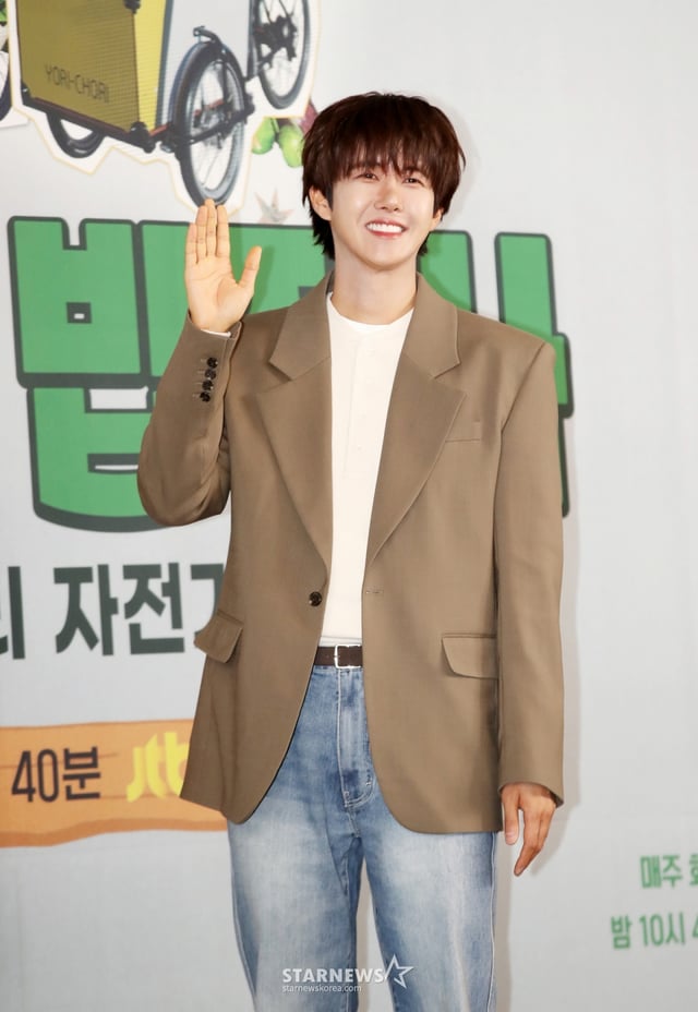 가수 황광희가 7일 오전 서울 마포구 스탠포드호텔에서 열린 JTBC 새 예능 프로그램 '길바닥 밥장사' 제작발표회에서 포즈를 취하고 있다. /사진=김휘선 hwijpg@