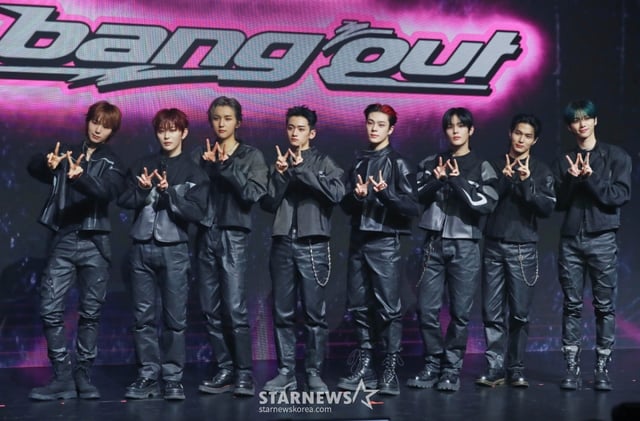 그룹 휘브(WHIB)가 9일 오후 서울 강남구 성암아트홀에서 진행된 네 번째 싱글 앨범 ‘BANG OUT’ 발매기념 쇼케이스에서 포즈를 취하고 있다. /2025.04.09 /사진=이동훈 photoguy@