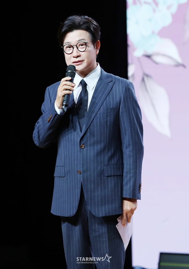 방송인 김성주가 9일 서울 강남구 일지아트홀에서 열린 정규 1집 '설레임' 발매 기념 쇼케이스에서 진행을 하고 있다. 2025.04.09 /사진=김휘선 hwijpg@