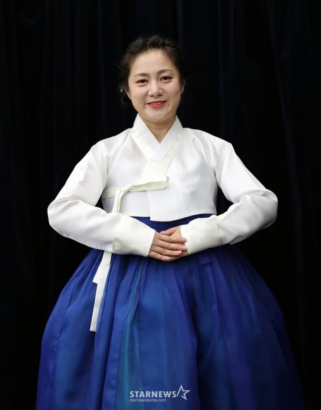 (서울=뉴스1) 오대일 기자 = 코미디언 박나래가 서울 종로구 뉴스1 사옥에서 열린 인터뷰에 앞서 한복을 곱게 차려입고 새해 인사를 전하고 있다  박나래는 2006년 KBS 21기 공채 코미디언으로 데뷔한 후, '개그사냥', '개그콘서트', '코미디 빅리그' 등에서 다양한 캐릭터와 분장쇼로 주목받았다. 2015년에는 '라디오스타'와 '무한도전'에서 예능감을 발산하며 대세 코미디언으로 자리매김했고, 이후 '나 혼자 산다' 등 다양한 프로그램에 출연하며 예능인으로서 큰 인기를 끌었다. 2025.1.25/뉴스1  Copyright © 뉴스1. All rights reserved. 무단 전재 및 재배포,  AI학습 이용 금지. /사진=(서울=뉴스1) 오대일 기자
