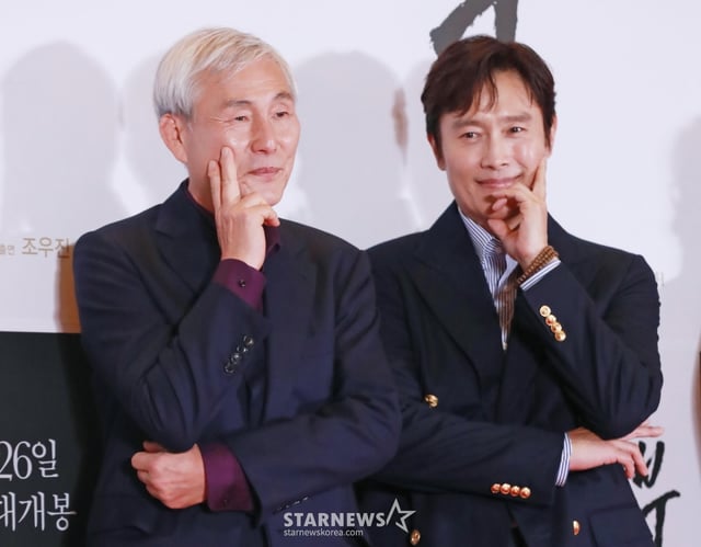 바둑기사 조훈현, 배우 이병헌이 19일 오후 서울 CGV용산아이파크몰에서 진행된 영화 '승부' VIP시사회에 참석해 포즈를 취하고 있다. /2025.03.19 /사진=이동훈 photoguy@