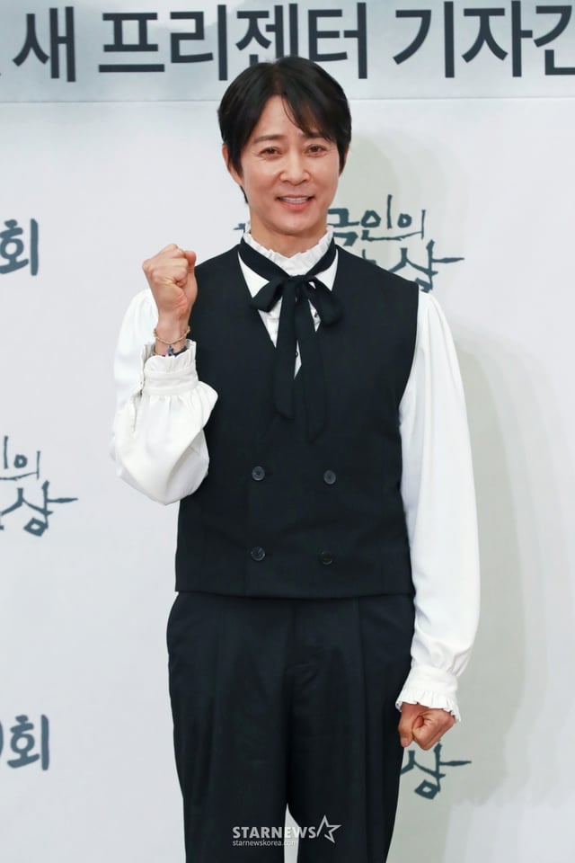 배우 최수종이 10일 오후 서울 여의도 KBS에서 진행된 '한국인의 밥상' 700회 및 새 프리젠터 기자간담회에 참석해 포즈를 취하고 있다. '한국인의 밥상'은 2011년 첫 방송 후 14년 3개월간 전국 방방곡곡의 한 끼 식사를 통해 한국인의 삶과 문화를 담아온 푸드멘터리 프로그램이다. /2025.04.10 /사진=이동훈 photoguy@