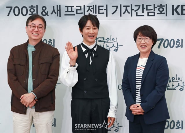 임기순 PD, 배우 최수종, 전선애 작가가 10일 오후 서울 여의도 KBS에서 진행된 '한국인의 밥상' 700회 및 새 프리젠터 기자간담회에 참석해 포즈를 취하고 있다. '한국인의 밥상'은 2011년 첫 방송 후 14년 3개월간 전국 방방곡곡의 한 끼 식사를 통해 한국인의 삶과 문화를 담아온 푸드멘터리 프로그램이다. /2025.04.10 /사진=이동훈 photoguy@