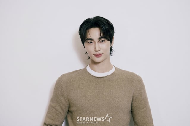 배우 변우석이 서울 종로구 스타뉴스 사옥에서 진행된 '제 9회 아시아 아티스트 어워즈'(The 9th Asia Artist Awards, 이하 'AAA 2024')' 수상 인터뷰를 위해 포즈를 취하고 있다. 변우석은 지난달 27일(현지시각) 태국 방콕에서 열린 'AAA 2024'에서 '대상' 격인 '올해의 남우주연상'과 더불어 'AAA 인기상', 'AAA 아시아 셀러브리티상', '베스트 아티스트상', '베스트 커플상', '베스트 OST상' 등을 차지했다. / 사진제공=바로엔터테인먼트 /사진=김창현 chmt@