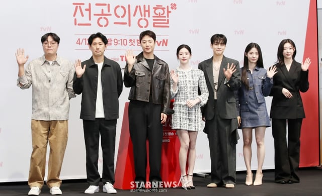 신원호 크리에이터, 이민수 감독, 배우 정준원, 고윤정, 강유석, 신시아, 한예지가 10일 오후 서울 구로구 라마다신도림에서 열린 tvN 새 토일드라마 '언젠가는 슬기로울 전공의생활' 제작발표회에서 포즈를 취하고 있다. /2025.04.10 /사진=김휘선 hwijpg@