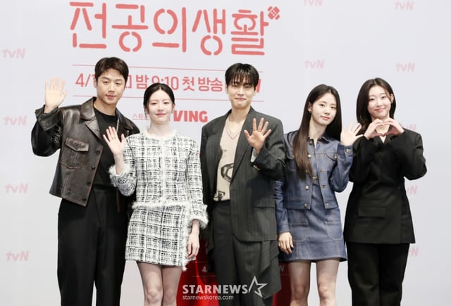 배우 정준원, 고윤정, 강유석, 신시아, 한예지가 10일 오후 서울 구로구 라마다신도림에서 열린 tvN 새 토일드라마 '언젠가는 슬기로울 전공의생활' 제작발표회에서 포즈를 취하고 있다. /2025.04.10 /사진=김휘선 hwijpg@