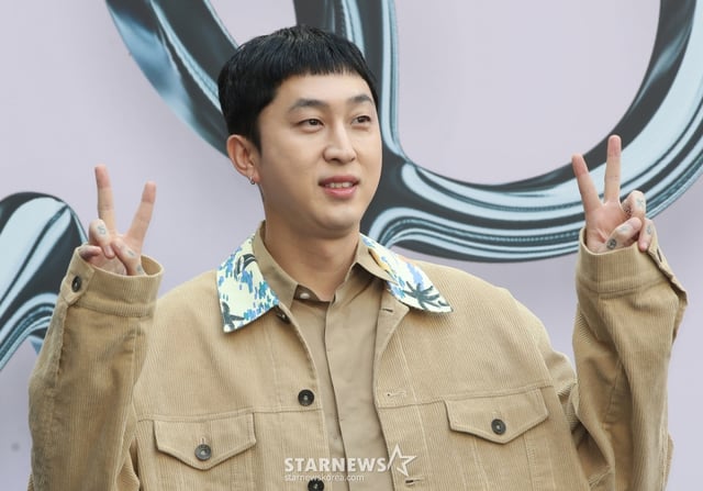 (서울=뉴스1) 권현진 기자 = 가수 슬리피가 3일 서울 동대문디자인플라자(DDP)에서 열린 '서울 패션위크(SEOUL FASHION WEEK) 2025 S/S' YOUSER 컬렉션에 참석해 포즈를 취하고 있다. 2024.9.3/뉴스1  Copyright © 뉴스1. All rights reserved. 무단 전재 및 재배포,  AI학습 이용 금지. /사진=(서울=뉴스1) 권현진 기자