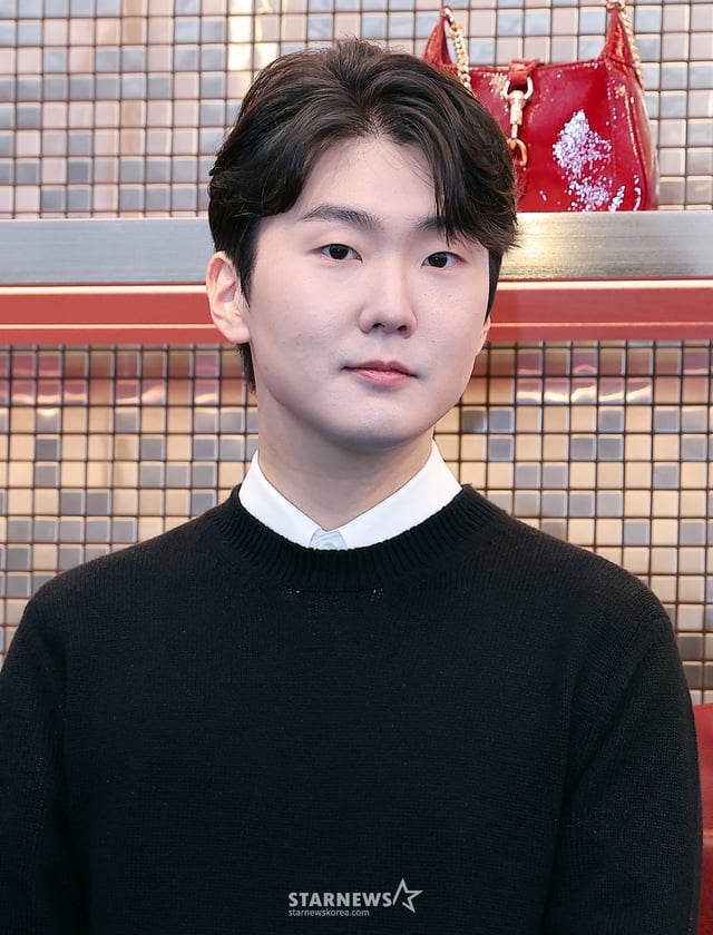 (서울=뉴스1) 김진환 기자 = 피아니스트 조성진이 22일 오후 서울 용산구 이태원 구찌 가옥에서 열린 포토콜 행사에 참석해 포즈를 취하고 있다. 2024.10.22/뉴스1  Copyright © 뉴스1. All rights reserved. 무단 전재 및 재배포,  AI학습 이용 금지. /사진=(서울=뉴스1) 김진환 기자