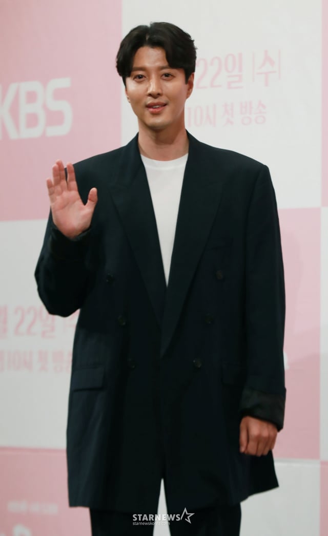 배우 이동건이 21일 오후 서울 강남구 한 호텔에서 열린 KBS 수목드라마 '단, 하나의 사랑' 제작발표회에서 포즈를 취하고 있다.