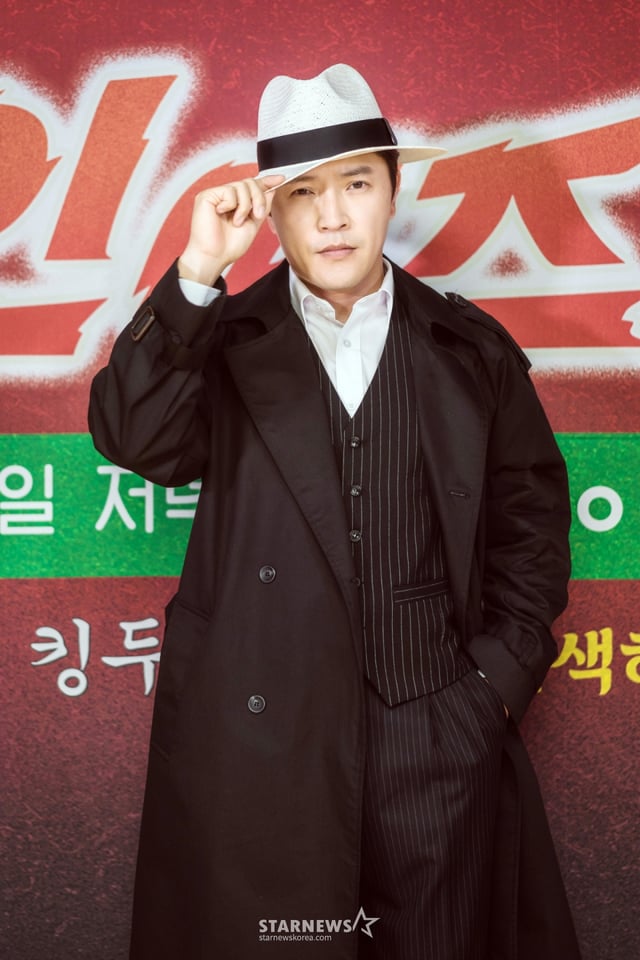 배우 안재모가 18일 오후 온라인으로 진행된 카카오TV 오리지널 예능 프로그램 '야인 이즈 백' 라이브 토크에 참석해 포즈를 취하고 있다.  '야인 이즈 백'은 안재모가 2000년대 초반 범국민적 인기를 누렸던 킹두한으로 변신, 킹두한 '찐팬' 이진호와 함께 펼치는 '2021년판 짠내 누아르'다. 매주 목요일과 일요일 오후 8시 방송. / 사진제공 =카카오TV