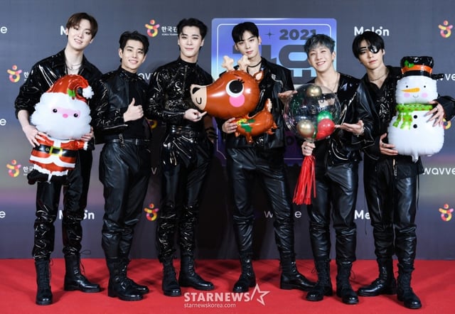 그룹 아스트로(ASTRO)가 25일 오후 진행된 2021 SBS 가요대전 포토월 행사에 참석해 포즈를 취하고 있다. /사진제공=SBS 2021.12.25