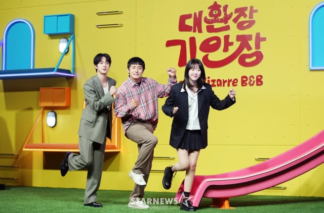 그룹 방탄소년단(BTS) 진, 방송인 기안84, 배우 지예은이 15일 오전 서울 종로구 JW매리어트 동대문에서 열린 넷플릭스 시리즈 새 예능 '대환장 기안장' 기자간담회에서 포즈를 취하고 있다. /2025.04.15 /사진=김휘선 hwijpg@
