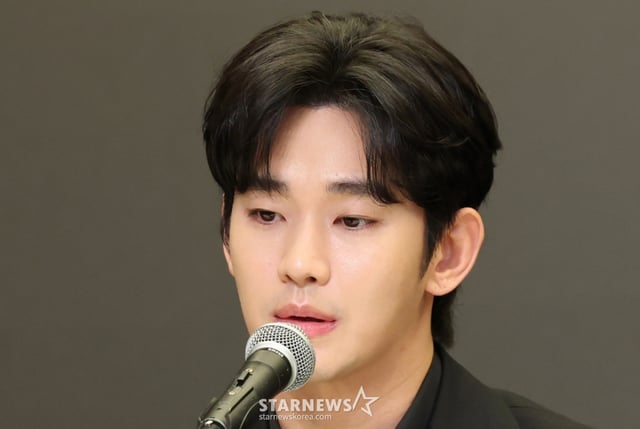 (서울=뉴스1) 권현진 기자 = 배우 김수현이 31일 오후 서울 마포구 스탠포트호텔에서 긴급 기자회견을 열고 고(故) 김새론이 미성년자일 때부터 교제했다는 의혹을 비롯한 각종 논란에 대해 입장을 밝히고 있다. 2025.3.31/뉴스1 Copyright © 뉴스1. All rights reserved. 무단 전재 및 재배포, AI학습 이용 금지. /사진=(서울=뉴스1) 권현진 기자