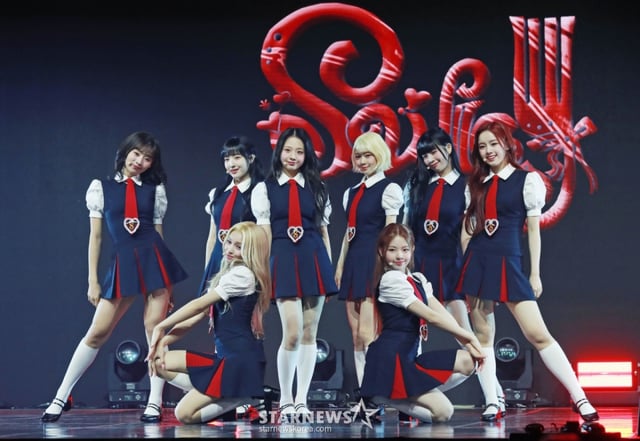 걸그룹 유니스(UNIS)가 15일 오후 서울 광진구 예스24라이브홀에서 진행된 두 번째 미니앨범 '스위시'(SWICY) 발매기념 쇼케이스에서 신곡을 선보이고 있다.  이번 앨범에는 타이틀곡 '스위시'(SWICY)'를 비롯해 ''뭐해?'라는 씨앗에서', '땡!'(DDANG!), '굿 필링'(Good Feeling), '봄비' 등 5곡이 수록됐다. /2025.04.15 /사진=이동훈 photoguy@