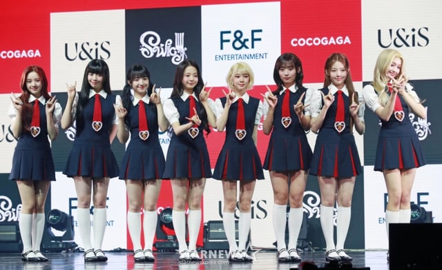 걸그룹 유니스(UNIS)가 15일 오후 서울 광진구 예스24라이브홀에서 진행된 두 번째 미니앨범 '스위시'(SWICY) 발매기념 쇼케이스에서 포즈를 취하고 있다.  이번 앨범에는 타이틀곡 '스위시'(SWICY)'를 비롯해 ''뭐해?'라는 씨앗에서', '땡!'(DDANG!), '굿 필링'(Good Feeling), '봄비' 등 5곡이 수록됐다. /2025.04.15 /사진=이동훈 photoguy@