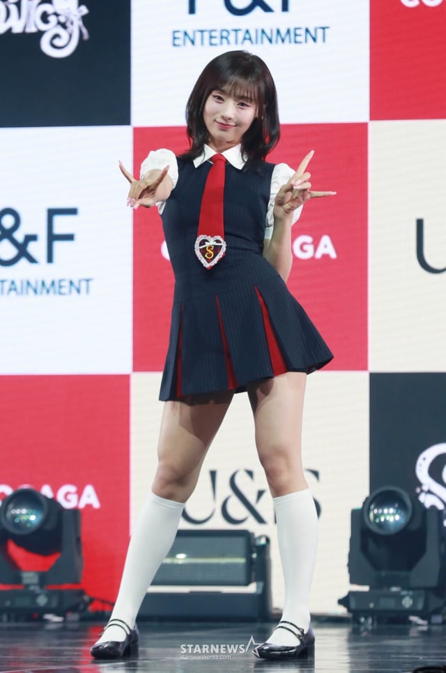 걸그룹 유니스(UNIS) 진현주가 15일 오후 서울 광진구 예스24라이브홀에서 진행된 두 번째 미니앨범 '스위시'(SWICY) 발매기념 쇼케이스에서 포즈를 취하고 있다.  이번 앨범에는 타이틀곡 '스위시'(SWICY)'를 비롯해 ''뭐해?'라는 씨앗에서', '땡!'(DDANG!), '굿 필링'(Good Feeling), '봄비' 등 5곡이 수록됐다. /2025.04.15 /사진=이동훈 photoguy@