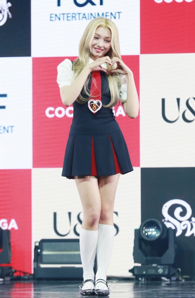 걸그룹 유니스(UNIS) 젤리당카가 15일 오후 서울 광진구 예스24라이브홀에서 진행된 두 번째 미니앨범 '스위시'(SWICY) 발매기념 쇼케이스에서 포즈를 취하고 있다.  이번 앨범에는 타이틀곡 '스위시'(SWICY)'를 비롯해 ''뭐해?'라는 씨앗에서', '땡!'(DDANG!), '굿 필링'(Good Feeling), '봄비' 등 5곡이 수록됐다. /2025.04.15 /사진=이동훈 photoguy@