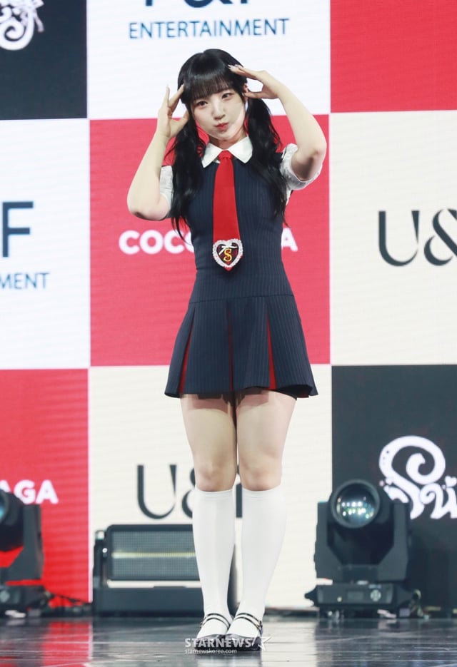 걸그룹 유니스(UNIS) 방윤하가 15일 오후 서울 광진구 예스24라이브홀에서 진행된 두 번째 미니앨범 '스위시'(SWICY) 발매기념 쇼케이스에서 포즈를 취하고 있다.  이번 앨범에는 타이틀곡 '스위시'(SWICY)'를 비롯해 ''뭐해?'라는 씨앗에서', '땡!'(DDANG!), '굿 필링'(Good Feeling), '봄비' 등 5곡이 수록됐다. /2025.04.15 /사진=이동훈 photoguy@