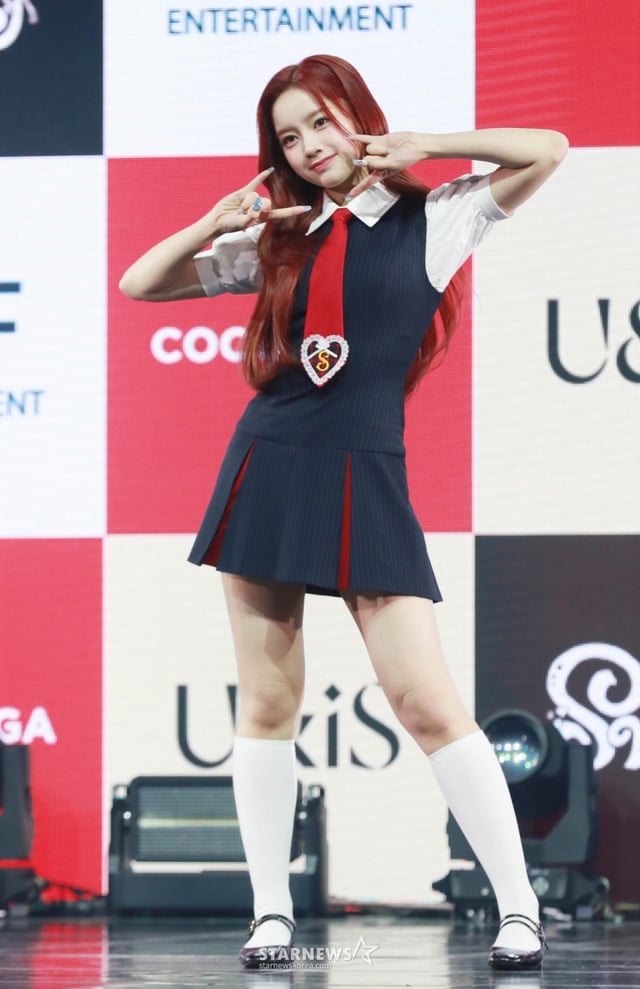 걸그룹 유니스(UNIS) 엘리시아가 15일 오후 서울 광진구 예스24라이브홀에서 진행된 두 번째 미니앨범 '스위시'(SWICY) 발매기념 쇼케이스에서 포즈를 취하고 있다.  이번 앨범에는 타이틀곡 '스위시'(SWICY)'를 비롯해 ''뭐해?'라는 씨앗에서', '땡!'(DDANG!), '굿 필링'(Good Feeling), '봄비' 등 5곡이 수록됐다. /2025.04.15 /사진=이동훈 photoguy@