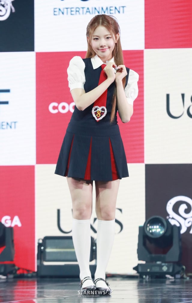 걸그룹 유니스(UNIS) 오윤아가 15일 오후 서울 광진구 예스24라이브홀에서 진행된 두 번째 미니앨범 '스위시'(SWICY) 발매기념 쇼케이스에서 포즈를 취하고 있다.  이번 앨범에는 타이틀곡 '스위시'(SWICY)'를 비롯해 ''뭐해?'라는 씨앗에서', '땡!'(DDANG!), '굿 필링'(Good Feeling), '봄비' 등 5곡이 수록됐다. /2025.04.15 /사진=이동훈 photoguy@