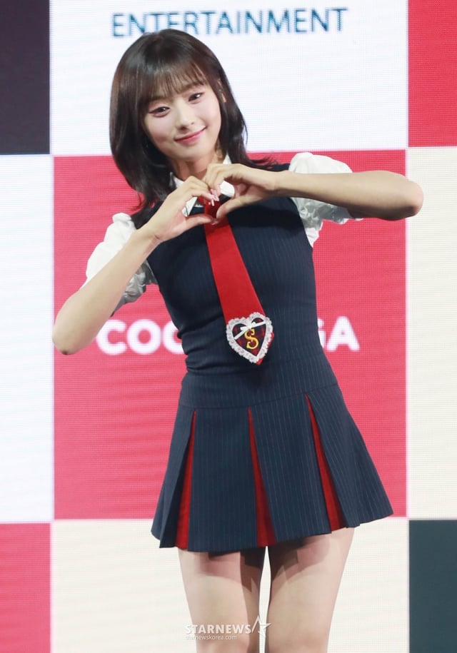 걸그룹 유니스(UNIS) 진현주가 15일 오후 서울 광진구 예스24라이브홀에서 진행된 두 번째 미니앨범 '스위시'(SWICY) 발매기념 쇼케이스에서 포즈를 취하고 있다.  이번 앨범에는 타이틀곡 '스위시'(SWICY)'를 비롯해 ''뭐해?'라는 씨앗에서', '땡!'(DDANG!), '굿 필링'(Good Feeling), '봄비' 등 5곡이 수록됐다. /2025.04.15 /사진=이동훈 photoguy@