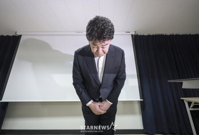 [서울=뉴시스] 정병혁 기자 = 백종원 더본코리아 대표가 28일 서울 서초구의 한 회의공간에서 열린 더본코리아 주주총회에서 취재진에게 인사를 하고 있다. 2025.03.28. jhope@newsis.com /사진=정병혁