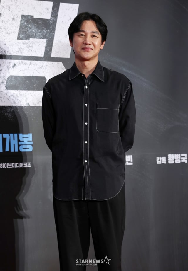 =배우 엄태웅이 15일 서울 강남구 코엑스에서 열린 영화 '야당(감독 황병국)' VIP 시사회에서 포즈를 취하고 있다. /2025.04.15 /사진=김휘선 hwijpg@