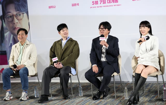 (서울=뉴스1) 권현진 기자 = 강이관 감독(왼쪽부터)과 배우 장기하, 김윤석, 배두나가 16일 오전 서울 강남구 삼성동 메가박스 코엑스점에서 열린 영화 '바이러스'(감독 강이관) 제작보고회에 참석해 미소를 짓고 있다.  '바이러스'는 이유 없이 사랑에 빠지는 치사율 100% 바이러스에 감염된 택선(배두나 분)이 모쏠 연구원 수필(손석구 분), 오랜 동창 연우(장기하 분), 그리고 치료제를 만들 수 있는 유일한 전문가 이균(김윤석)까지 세 남자와 함께하는 예기치 못한 여정을 그린 작품이다. 2025.4.16/뉴스1  Copyright © 뉴스1. All rights reserved. 무단 전재 및 재배포,  AI학습 이용 금지. /사진=(서울=뉴스1) 권현진 기자